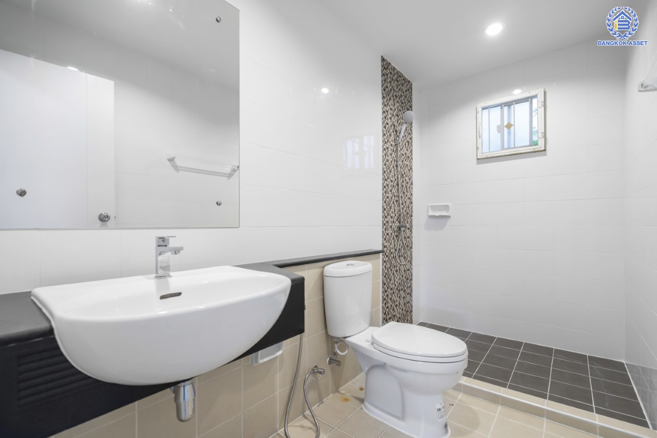 บ้านมือสองตกแต่งใหม่ ม.พฤกษาวิลเลจ10 พระราม5-บางใหญ่ เนื้อที่ 50.8 ตร.ว. ตอบโจทย์ทุกการอยู่อาศัย ฟังก์ชัน 3 ห้องนอน 2 ห้องน้ำ 1 ที่จอดรถ บรรยากาศเป็นส่วนตัว บนทำเลศักยภาพ เชื่อมต่อถนนกาญจนาภิเษก ใกล้เซ็นทรัลเวสต์เกต ทางด่วน และรถไฟฟ้า "สถานีตลาดบางใหญ่"...